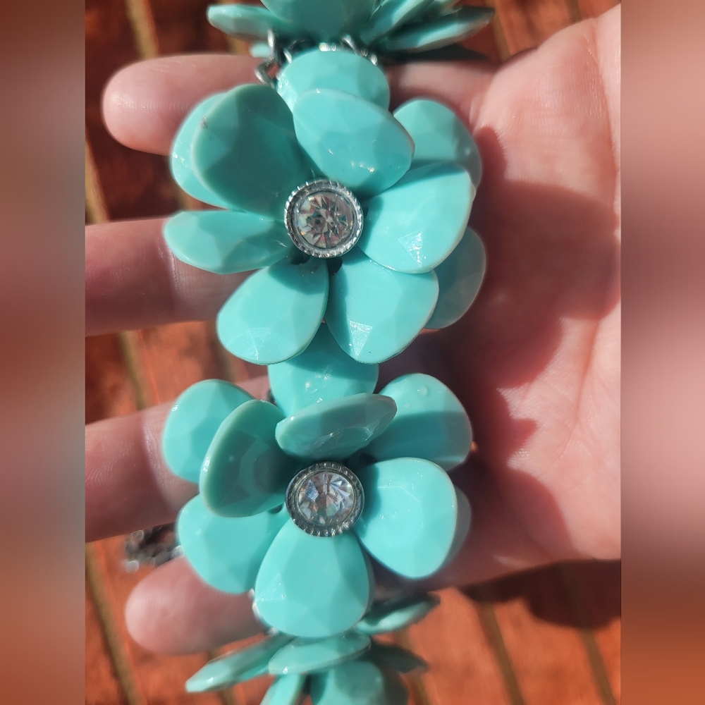 Vintage Floral Necklace - Picture 4 of 10